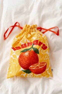 LOT 2 POCHONS MEGAN & MARGARET -Make My Lemonade DSC04352